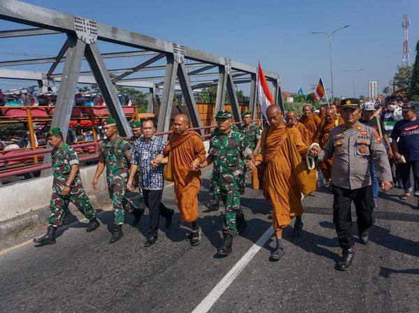 Diiringi TNI-Polri, Biksu Thailand Sudah Sampai di Pekalongan