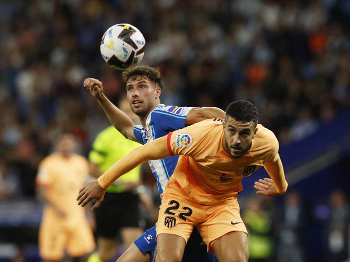 Soccer Football - LaLiga - Espanyol v Atletico Madrid - RCDE Stadium, Cornella de Llobregat, Spain - May 24, 2023 Atletico Madrid's Mario Hermoso in action with Espanyol's Javi Puado REUTERS/Albert Gea