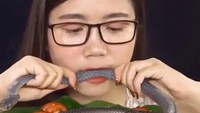 10 Aksi Nekat Vlogger Mukbang Ekstrem, Makan Kepala Babi hingga Ular