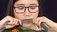 Merinding! 10 Food Vlogger Ini Nekat Mukbang Makanan Ekstrem