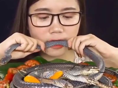 Merinding! 10 Food Vlogger Ini Nekat Mukbang Makanan Ekstrem