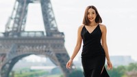 Potret Menawan Gisel Bergaun Hitam di Menara Eiffel