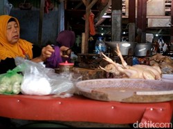 Jelang Idul Adha, Harga Daging Ayam di Pasar Kota Probolinggo Merangkak Naik