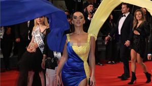 7 Potret Seksi Influencer Bikin Heboh, Siram Darah di Cannes Film Festival