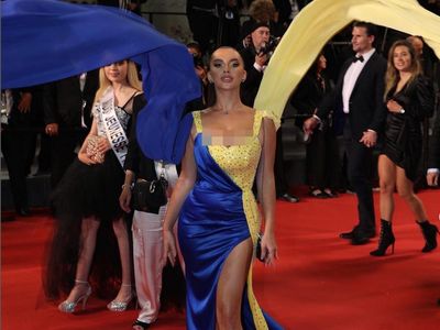 7 Potret Seksi Influencer Bikin Heboh, Siram Darah di Cannes Film Festival