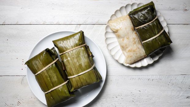Buras or Burasa, is rice dumpling cooked in coconut milk wrapped in banana leaf. A traditional food from Sulawes, Indonesia.