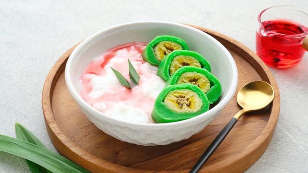 Es Pisang Ijo. A traditional dessert from Makassar, South Sulawesi, Indonesia, made from banana which is rolled with a mixture of wheat flour, rice flour and coconut milk. Served with pureed, syrup and ice. popular during the month of Ramadan.