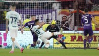 Inter akhirnya bisa menyamakan kedudukan di menit ke-29 lewat gol Lautaro. Lantas Lautaro mencetak gol keduanya di menit ke-36. Inter balik memimpin 2-1. Skor ini bertahan hingga turun minum. AP/Andrew Medichini