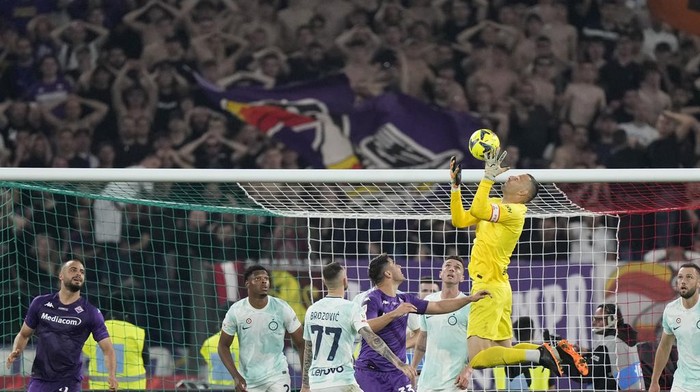 Inter Milan Juara Coppa Italia! Inter Milan's goalkeeper Samir Handanovic jumps for the ball during the Italian Cup final soccer match between Fiorentina and Inter Milan at the Rome's Olympic Stadium, Wednesday, May 24, 2023. (AP Photo/Andrew Medichini)