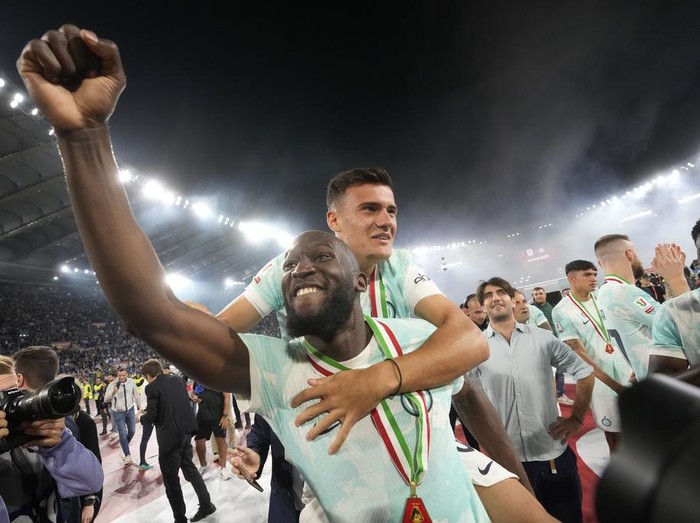 Inter Milan's Romelu Lukaku celebrates after the awarding ceremony of the Italian Cup at the Rome's Olympic Stadium, Wednesday, May 24, 2023. Lautaro Martinez scored twice as Inter Milan produced a 2-1 comeback win over Fiorentina to defend the Italian Cup trophy. (AP Photo/Andrew Medichini)