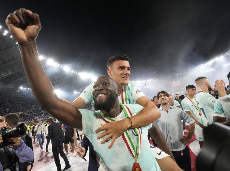 Inter Milan's Romelu Lukaku celebrates after the awarding ceremony of the Italian Cup at the Rome's Olympic Stadium, Wednesday, May 24, 2023. Lautaro Martinez scored twice as Inter Milan produced a 2-1 comeback win over Fiorentina to defend the Italian Cup trophy. (AP Photo/Andrew Medichini)