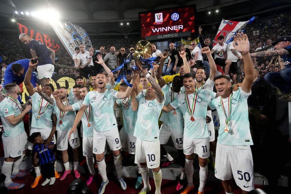 Inter Milan's players celebrate with the trophy at the end of the Italian Cup final soccer match between Fiorentina and Inter Milan at the Rome's Olympic Stadium, Wednesday, May 24, 2023. (AP Photo/Andrew Medichini)