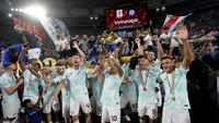 Para pemain Inter Milan merayakan dengan mengangkat trofi pada akhir pertandingan sepak bola final Piala Italia. AP/Andrew Medichini