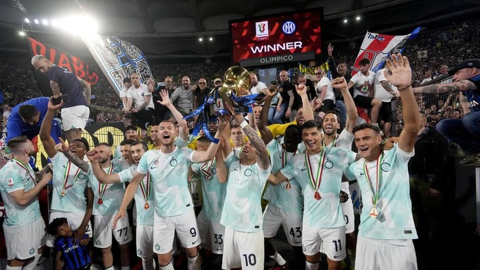 Inter Milan's players celebrate with the trophy at the end of the Italian Cup final soccer match between Fiorentina and Inter Milan at the Rome's Olympic Stadium, Wednesday, May 24, 2023. (AP Photo/Andrew Medichini)
