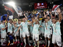 Para pemain Inter Milan merayakan dengan mengangkat trofi pada akhir pertandingan sepak bola final Piala Italia. AP/Andrew Medichini