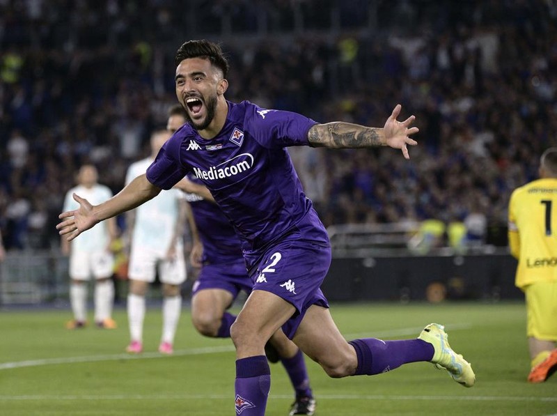 Fiorentina's Nicolas Gonzalez celebrates after scoring the opening goal during the Italian Cup final soccer match between Fiorentina and Inter Milan at the Rome's Olympic Stadium, Wednesday, May 24, 2023. (Fabrizio Corradetti/LaPresse via AP)