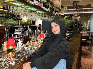 Momen Isna Anggita Sari, Kembaran Oklin Fia yang Hobi Nongkrong di Bar