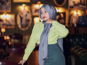 5 Potret Isna Anggita Sari Kembaran Oklin Fia