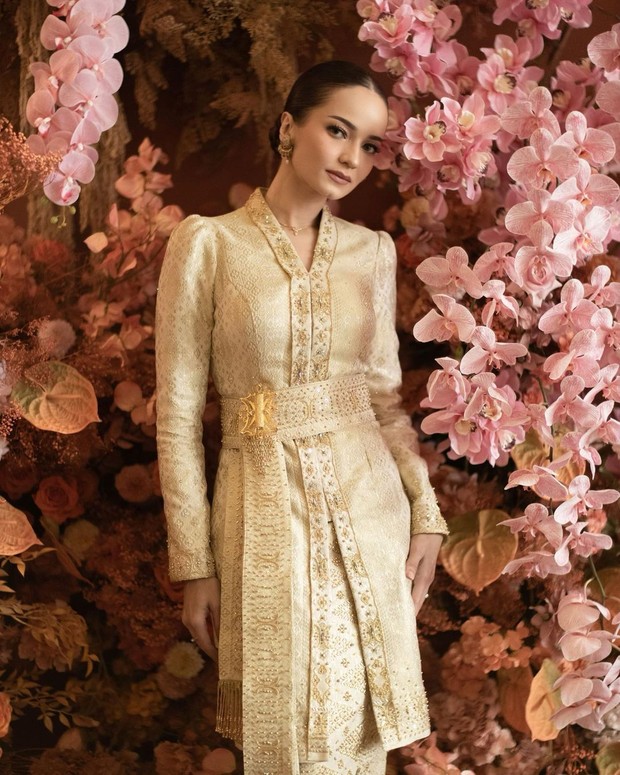 Enzy Storia menggunakan kebaya dengan sentuhan melayu