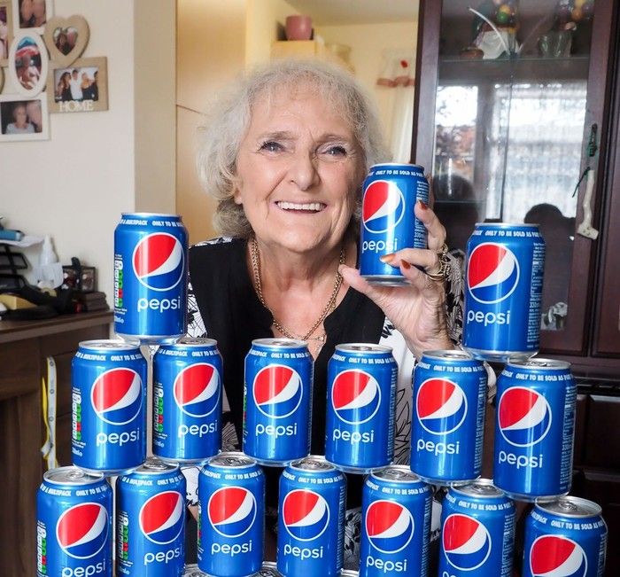 Kecanduan Minum Soda, Orang-orang Ini Bisa Minum Soda Puluhan Tahun