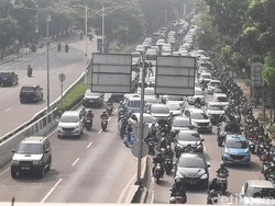 Lalin Jl Raya Casablanca Padat, Pemotor Rela Macet-macetan Setiap Hari