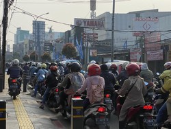 Jalan Kartini Depok Macet Pagi Ini, Pemotor Nekat Naik Trotoar