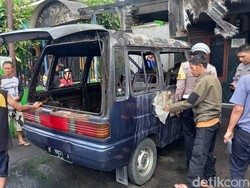 Kagetnya Jaja Saat Mobilnya Tiba-tiba Terbakar di Depan Rumah