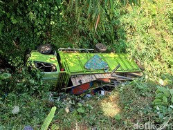 Tak Kuat Nanjak, Truk Muatan Komidi Putar Tercebur Jurang di Purbalingga