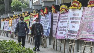 Korban Indosurya Kirim Karangan Bunga ke Kejagung