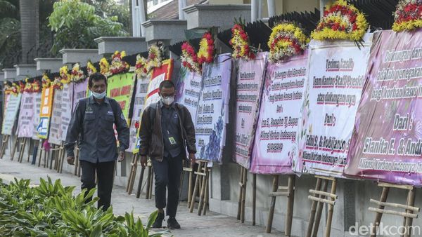 Korban Indosurya Kirim Karangan Bunga ke Kejagung