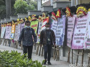 Korban Indosurya Kirim Karangan Bunga ke Kejagung