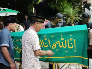 Tiba di Sleman, Jenazah Kuwat Korban Mbah Slamet Langsung Dimakamkan Tiba di Sleman, Jenazah Kuwat Korban Mbah Slamet Langsung Dimakamkan