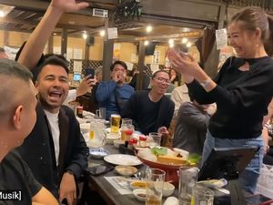 Raffi Ahmad dan Nagita Liburan ke Jepang, Ikut Lelang Tuna di Resto Ini Raffi Ahmad dan Nagita Liburan ke Jepang, Ikut Lelang Tuna di Resto Ini