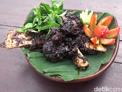 Juicy Gurih! Iga Bakar Bumbu Melimpah Buat Makan Siang Ada di Sini!