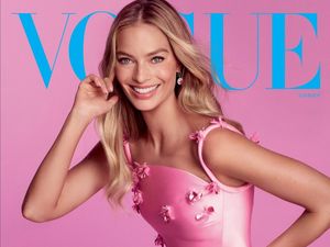 7 Gaya Margot Robbie Bak Barbie Hidup di Pemotretan Majalah Vogue
