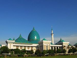 Siapa Arsitek di Balik Keindahan Masjid Al Akbar Surabaya? Siapa Arsitek di Balik Keindahan Masjid Al Akbar Surabaya?