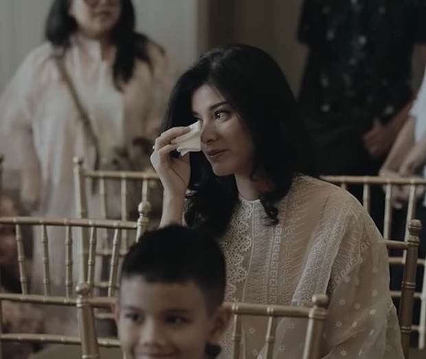 Medina menangis haru menyaksikan momen bahagia Enzy Storia, sahabatnya.