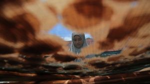 Melihat Produksi Kerupuk Kamplang Khas Pulau Bacan