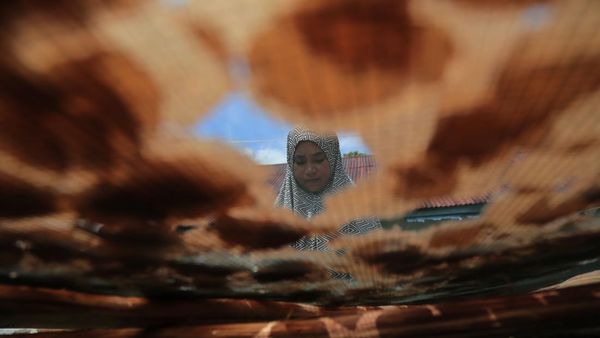 Melihat Produksi Kerupuk Kamplang Khas Pulau Bacan