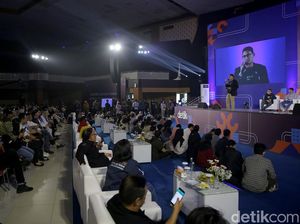 Membludak Rek! Peserta #DemiIndonesia Goes To Campus Unair Sampai Lesehan Membludak Rek! Peserta #DemiIndonesia Goes To Campus Unair Sampai Lesehan