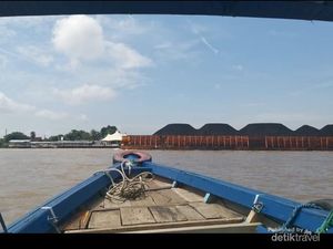 Cobain Deh, Berperahu Menyusuri Sungai Musi Saat di Palembang