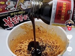 Begini Rasanya Makan Mie Instan Campur Kuah Obat Batuk