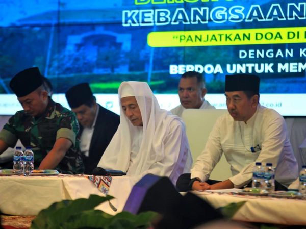 Panjatkan Doa di Pintu Gerbang Bangsa Soekarno-Hatta