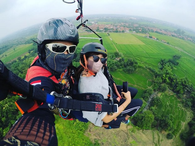 Paralayang Majalengka. Foto: instagram.com/paralayangmajalengkaofficial Wisata alam ditambah olahraga, serunya paralayang!