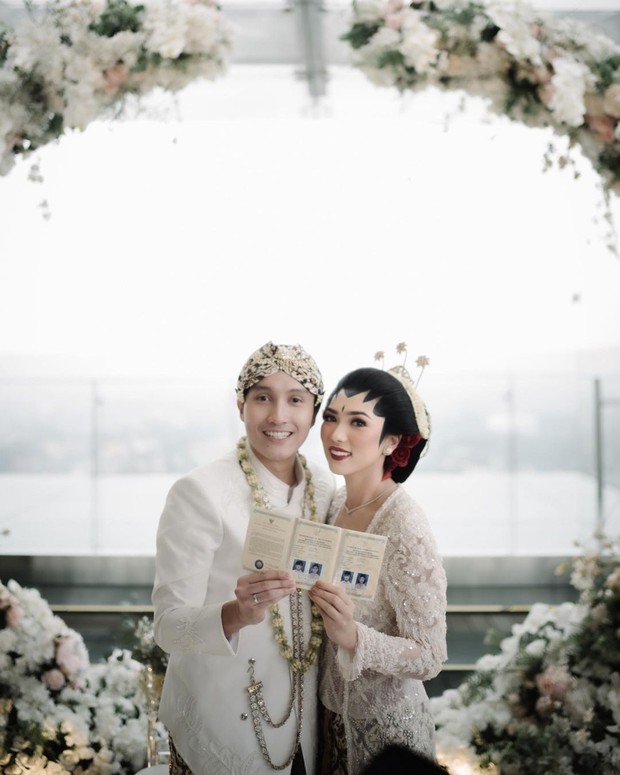 Potret Isyana Sarasvati dan sang suami, Rayhan Maditra Indrayanto.