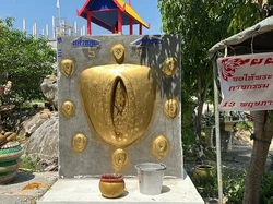 Saat Patung Vagina dan Penis Raksasa Berdiri Tegak di Kuil Buddha