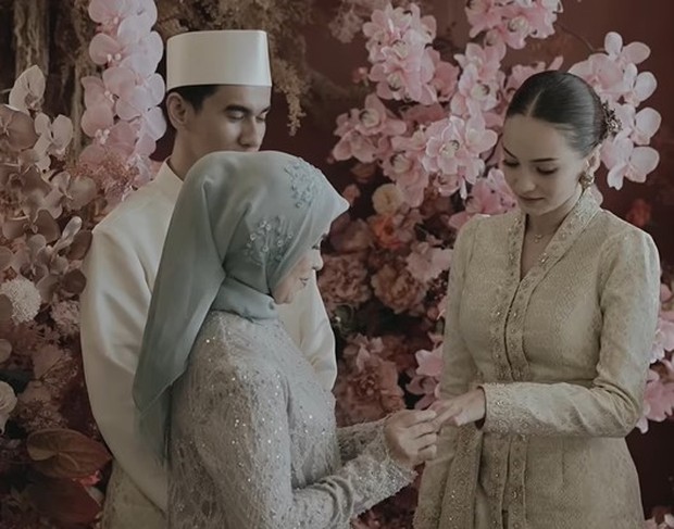 Pemasangan cincin lamaran oleh ibunda Molen Kasetra