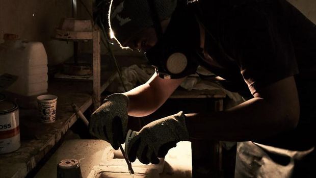 Pembuatan karya seni dari bekas karangan bunga.