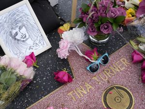 Penyanyi Legendaris Tina Turner Meninggal, Walk of Fame-nya Penuh Bunga