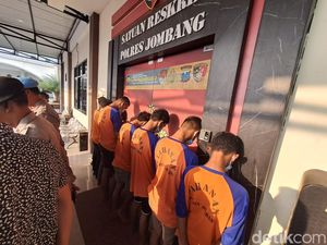 Ratusan Pesilat Jombang Ngamuk Rusak Mobil Polisi hingga Keroyok Intel Ratusan Pesilat Jombang Ngamuk Rusak Mobil Polisi hingga Keroyok Intel